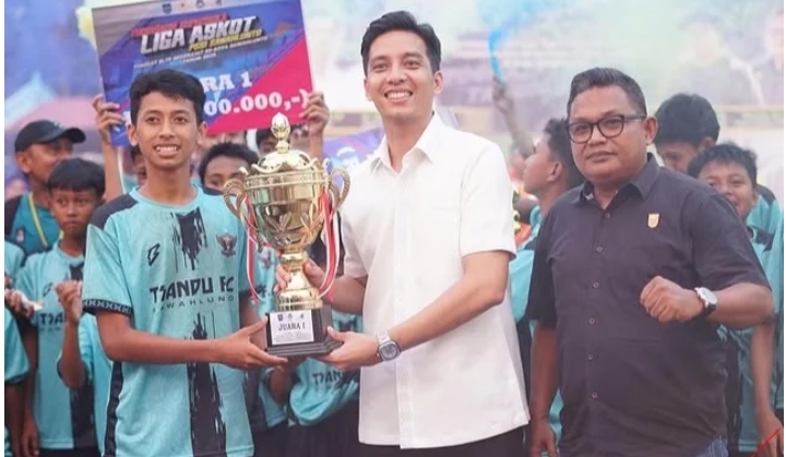 Wali Kota Sawahlunto sekaligus Ketum PS GAS Sawahlunto, Riyanda Putra, menyerahkan piala juara pertama Liga Askot PSSI Sawahlunto Tingkat SLTP Sederajat Tahun 2025 kepada kapten tim MTsN 2 Sawahlunto, Muhammad Abdullah Siddiq. Prosesi penyerahan ini didam